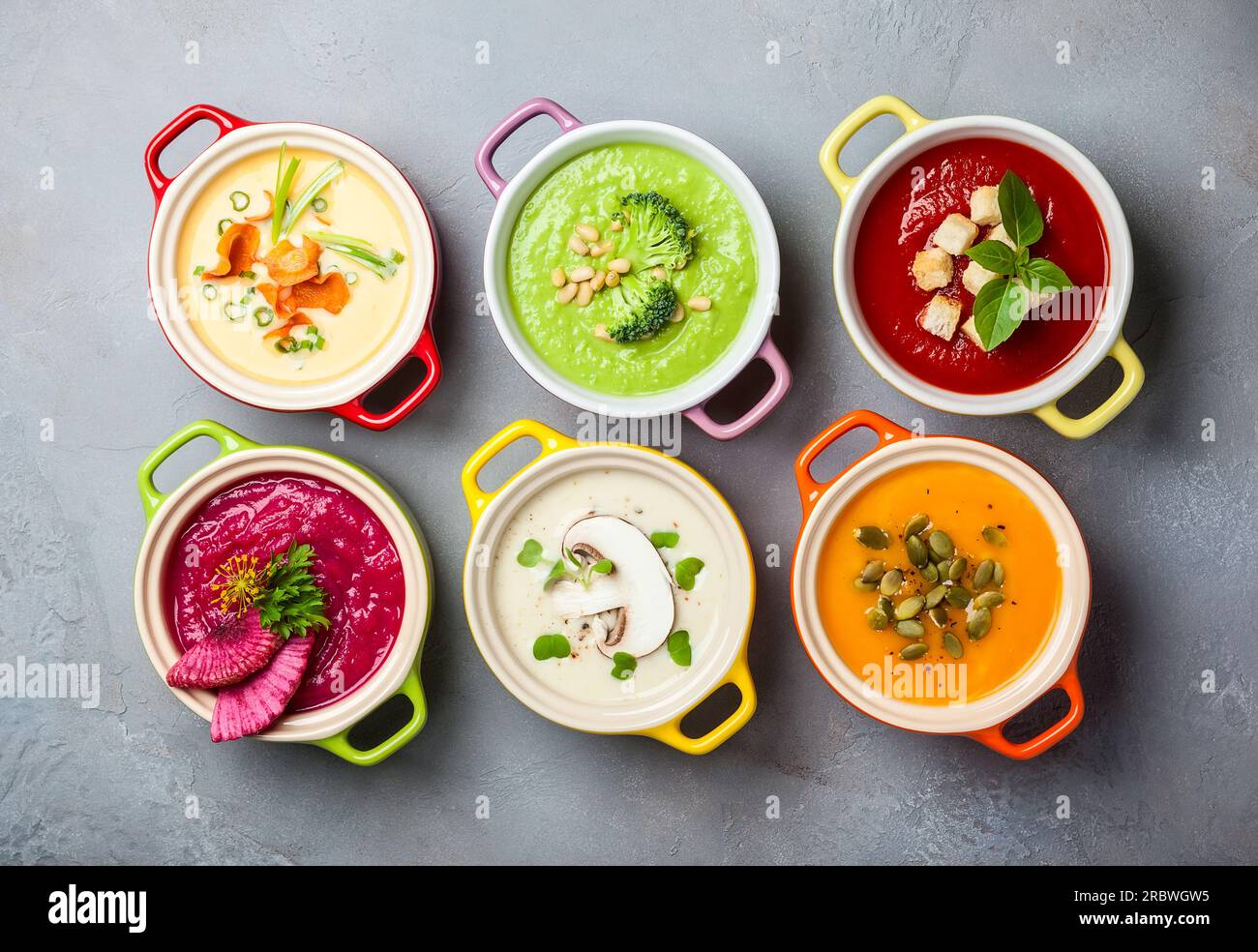 Variété de soupes à la crème de légumes colorés dans de petits pots. Vue de dessus. Concept d'alimentation saine ou de nourriture végétarienne. Banque D'Images