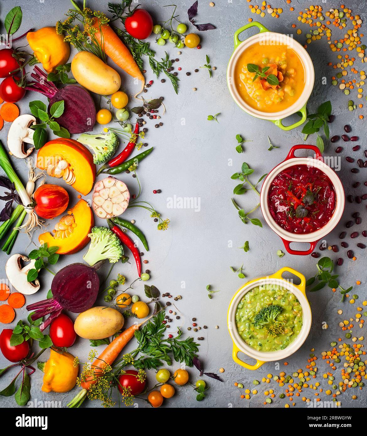 Concept de soupes saines de légumes et de légumineuses. Soupe de pois jaunes, borscht rouge avec haricots et brocoli vert avec soupe de lentilles. Vue de dessus. Banque D'Images