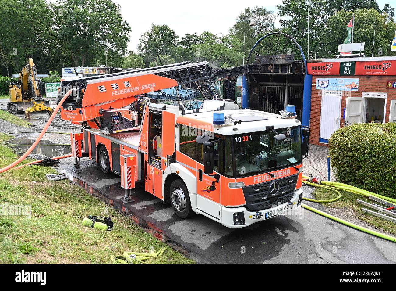 Emden, Allemagne. 11 juillet 2023. L'échelle tournante du service d'incendie  se dresse de la zone d'entrée de la piscine. Un incendie à la piscine Van  Ameren à Emden a provoqué une opération
