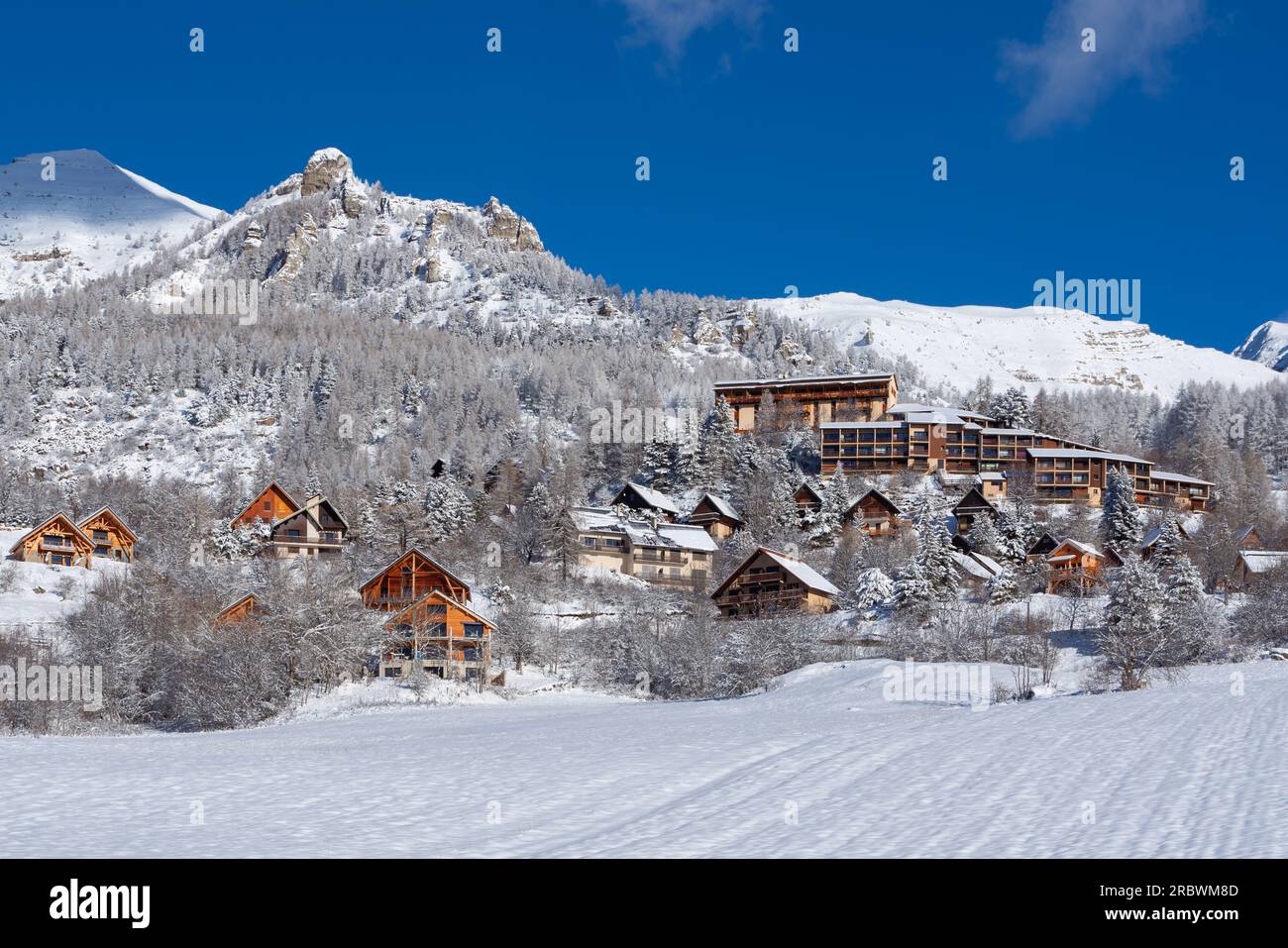 Chaillol 1600 station de ski et chalets dans le Parc National des Ecrins (région du Champsaur) en hiver. Neige dans Hautes-Alpes (Alpes), France Banque D'Images
