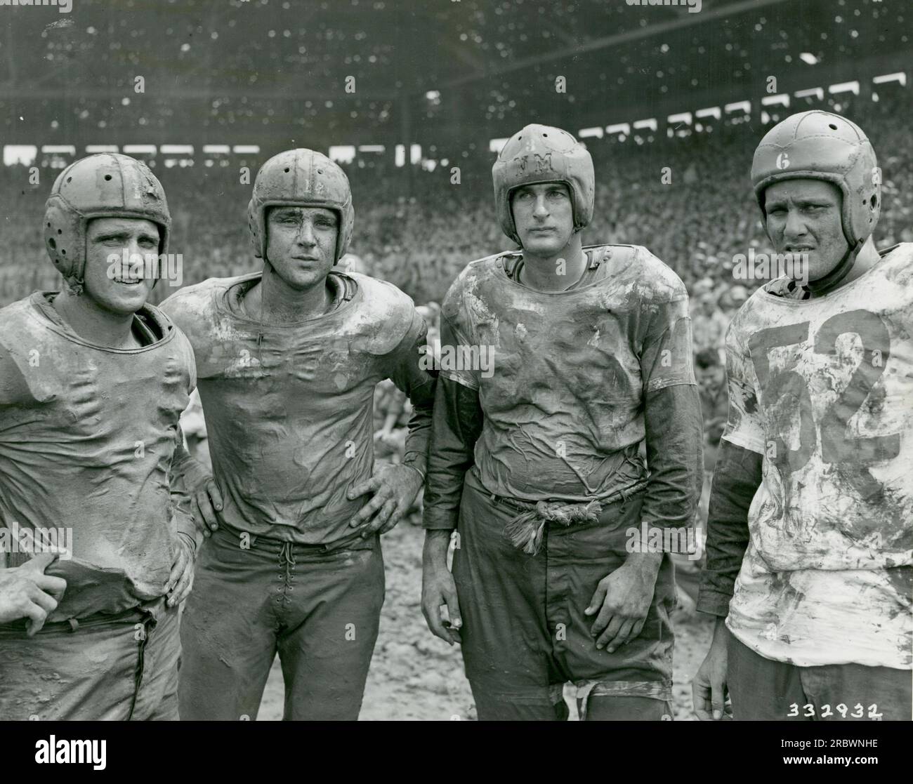 Groupe de soldats de la marine posant pour une photo après un match de football entre l'armée et la marine le 4 juillet au stade Rizal à Manille, Philippines. Les soldats sont visiblement couverts de boue du jeu, affichant un esprit festif et uni. Banque D'Images