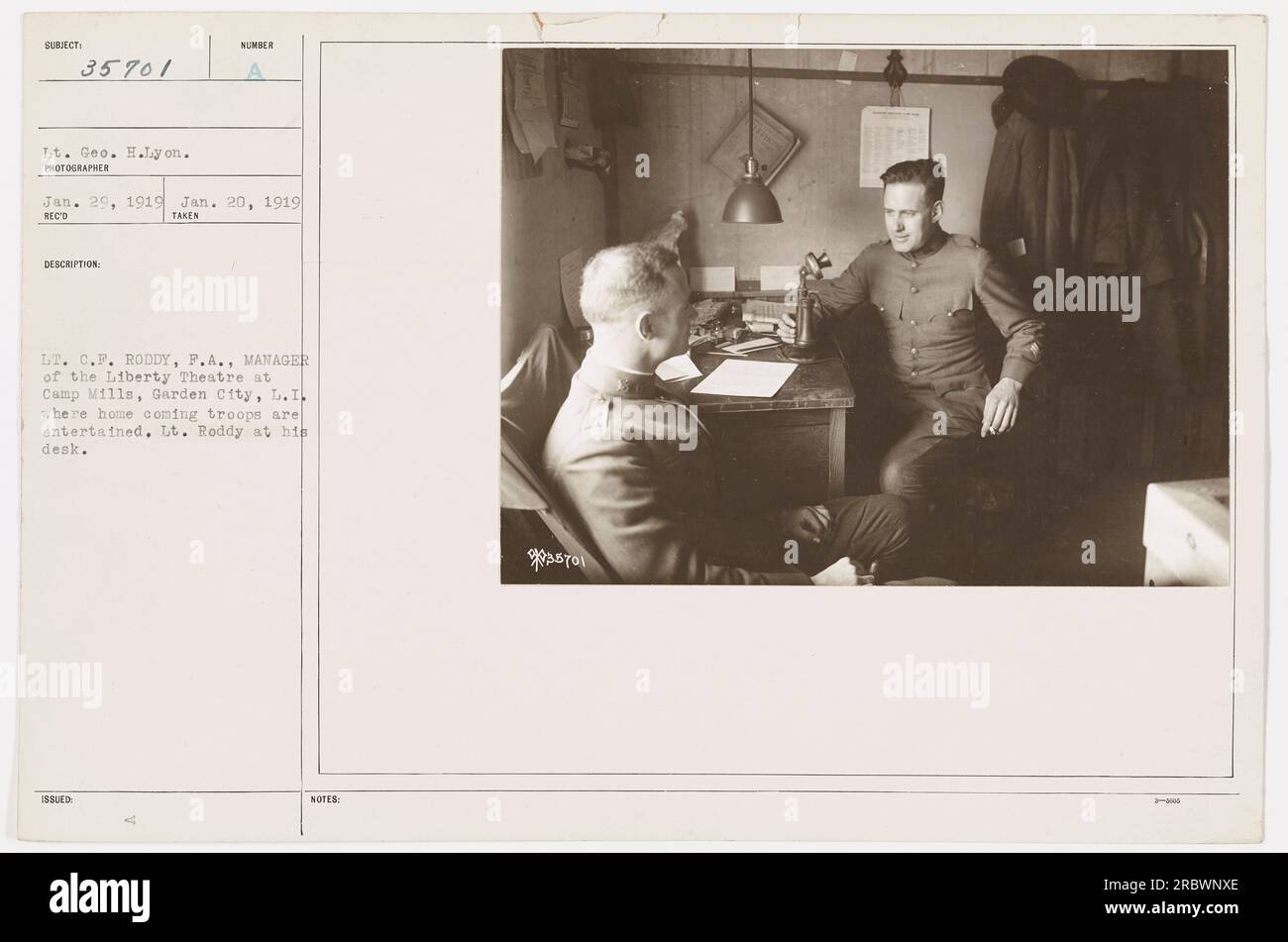 Lt. C.F. Roddy, F.A., directeur du Liberty Theatre à Camp Mills, Garden City, L.I., est vu à son bureau. La photo a été prise le 20 janvier 1919 et reçue le 29 janvier 1919. Géo. Lt. H. Lyon est le photographe. L'image fait partie de la collection numérotée 35701. Banque D'Images