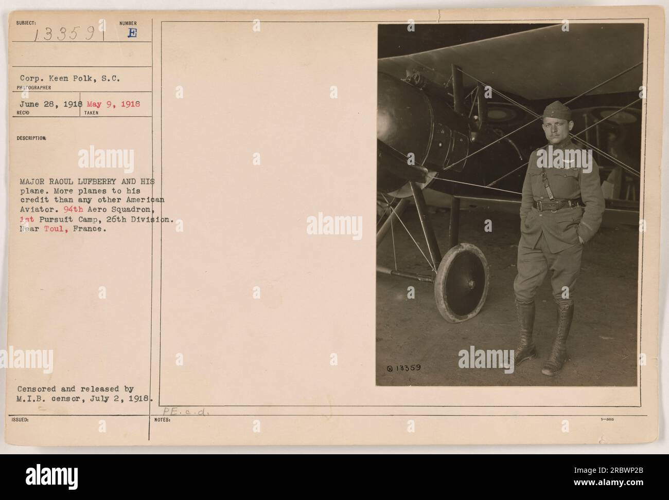 Major Raoul Lufberry et son avion, 94e escadron Aero, 1e camp de poursuite, 26e division. Cette photographie a été prise près de Toul, en France, le 28 juin 1918. Le major Lufberry avait plus d'avions à son actif que tout autre aviateur américain. Il a été censuré et publié par le censeur du M.I.B. le 2 juillet 1918.' Banque D'Images