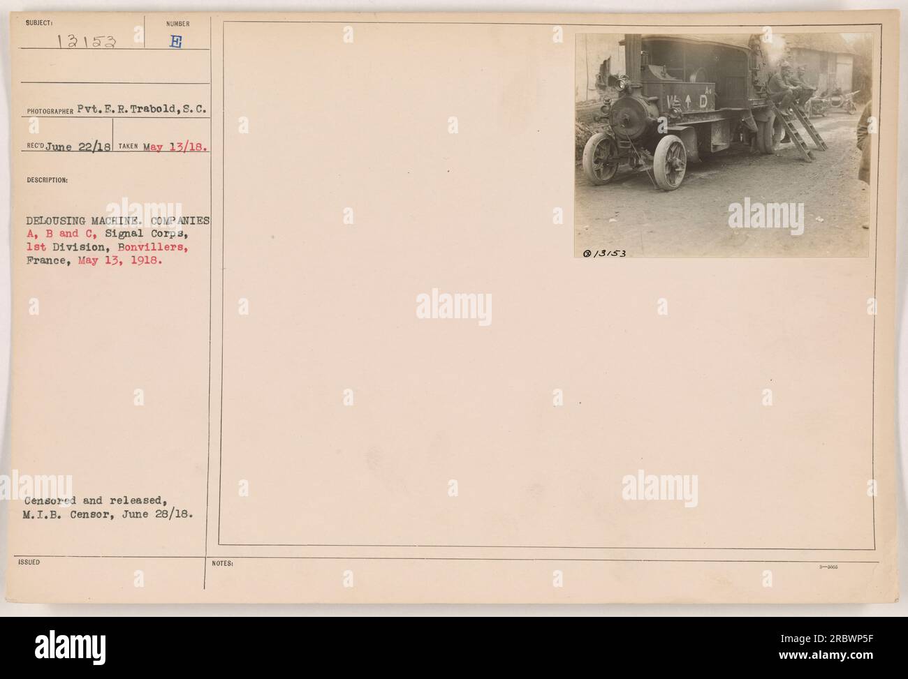 Soldats des compagnies A, B et C de la 1e division du corps des signaux à Bonvillers, France, le 13 mai 1918, utilisant une machine de délestage. La photographie a été prise par le Pvt. E.R. Trabold et publié par le censeur du M.I.B. le 28 juin 1918. Banque D'Images
