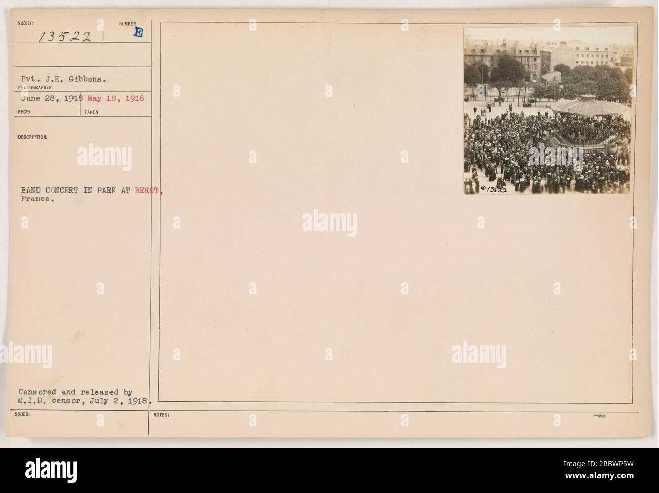 Soldat J.E. Gibbons participe à un concert de groupe dans un parc à Brest, en France pendant la première Guerre mondiale La photo a été prise le 18 mai 1918 et a été censurée et publiée par M.I.B. Censurer le 2 juillet 1918. Banque D'Images
