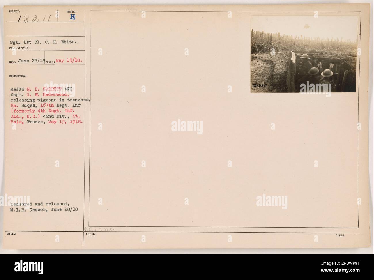 Le major R. D. Garrett (à gauche) et le capitaine O. W. Underwood (à droite) sont vus lâcher des pigeons dans les tranchées de BN. Hdqrs, 167e Régt. INF (anciennement 4th Regt. INF. Ala., N.G.) de la 42e Division à St. Pôle, France le 13 mai 1918. L'image a été censurée et diffusée par le M.I.B. Censurer le 28 juin 1918. Banque D'Images