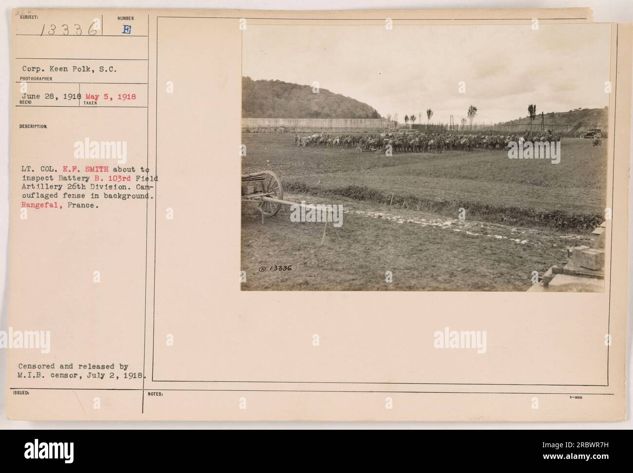 Lieutenant-colonel E.F. Smith est montré inspectant la batterie B de la 103e artillerie de campagne à Rangefal, en France. La photographie, prise le 5 mai 1918, montre la défense de camouflage en arrière-plan. Il a été censuré et publié par le censeur du M.I.B. le 2 juillet 1918. Banque D'Images