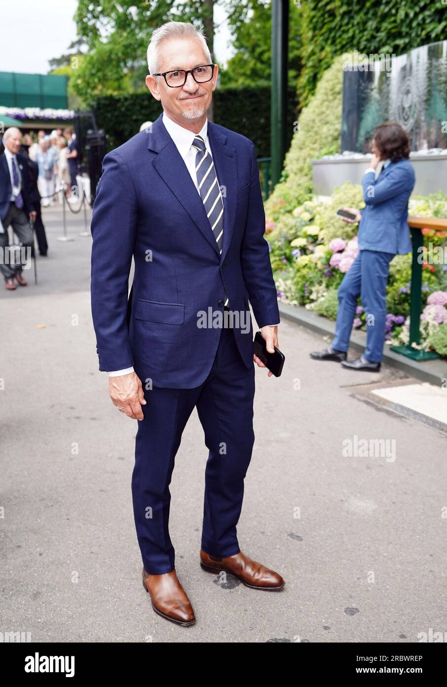 Photo de dossier datée du 08/07/23 de Gary Lineker au sixième jour des Championnats de Wimbledon 2023 au All England Lawn tennis and Croquet Club à Wimbledon. M. Lineker est le talent le mieux rémunéré de la BBC pour la sixième année consécutive et la seule star à avoir gagné plus de 1 millions de livres sterling en 2022/2023, selon le rapport annuel de la société. M. Lineker a été payé entre 1 350 000 £ et 1 354 999 £ pour le travail, y compris le match du jour, la couverture de la coupe du monde 2023 et la personnalité sportive de l'année. Bien qu'il y ait quatre femmes dans le top 10 des meilleurs revenus, aucune d'entre elles n'a battu le Banque D'Images