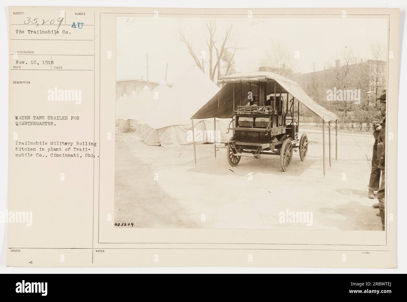 Une remorque de réservoir d'eau pour le Quartermaster a été photographiée le 16 novembre 1918 par la Trailmobile Company à Cincinnati, Ohio. L'image montre une cuisine roulante militaire Trailmobile produite dans l'usine de Trailmobile Co. Cette légende est factuelle et basée sur les informations fournies. Banque D'Images