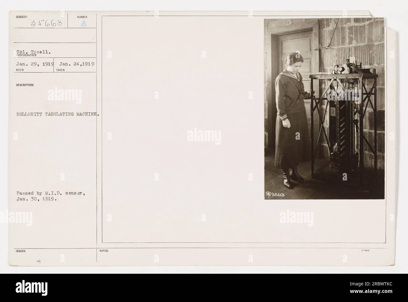 Le caporal Tysell a exploité une machine à tabuler Sumber Hollkritt le 24 janvier 1919. La machine a été utilisée pour le traitement des données pendant la première Guerre mondiale. La photographie a été prise par le photographe le 29 janvier 1919, et elle a été transmise par M.I.D. le 30 janvier 1919. Banque D'Images