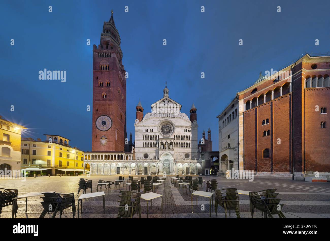 Cremona, Italie - panorama de la Piazza del Comune avec la cathédrale et le célèbre clocher Torrazzo la plus haute tour pré-moderne en Italie. Banque D'Images