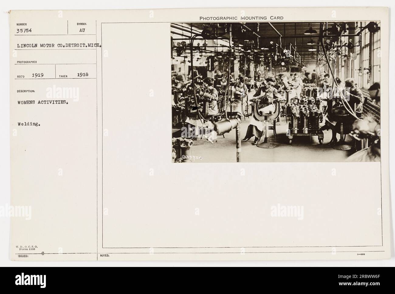 Photographie représentant des femmes engagées dans des activités de soudage à la Lincoln Motor Co. À Detroit, Michigan. La photo a été prise en 1918 par un photographe nommé Reco. Le symbole sur la carte indique au W.D., O.C.B.O. Formulaire 1150 émis. Ces informations sont enregistrées sur la carte de montage photographique étiquetée 3-0009. Banque D'Images