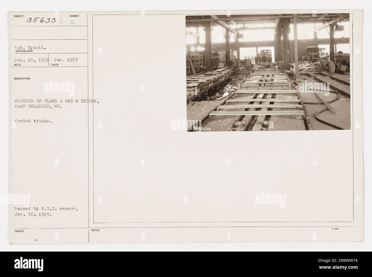 Le caporal Tysell est vu en train de mettre en caisse des camions de classe A et B au Camp Holabird, MD, en janvier 1919. Cette photographie a été prise le 29 janvier 1919 et reçue le 1919 janvier. Il a été adopté par le censeur du M.I.D. le 30 janvier 1919. Le numéro de note est 085633. Banque D'Images