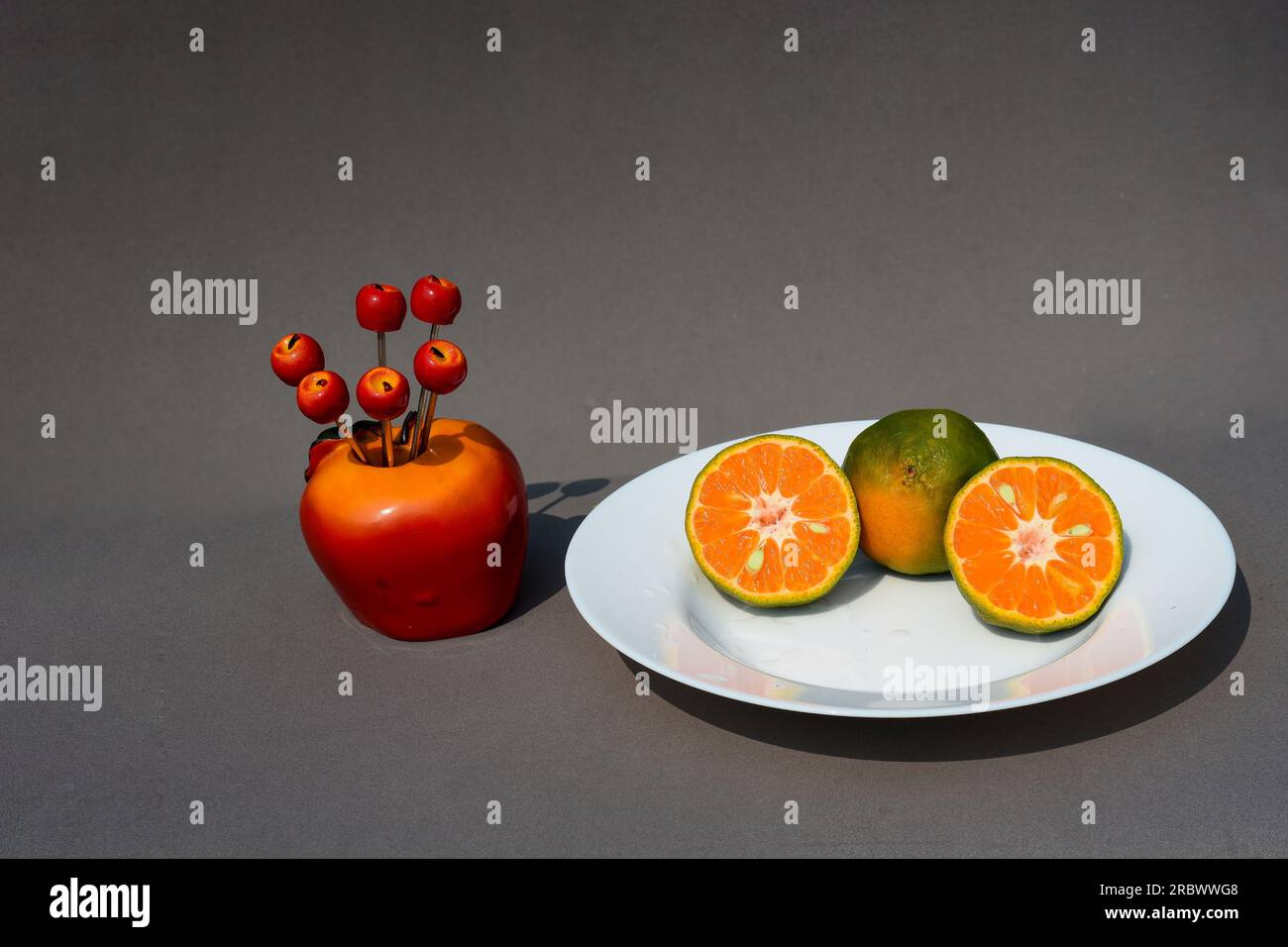 Variétés de fruits frais dans un bol de fruits , une photo de gros plan Banque D'Images
