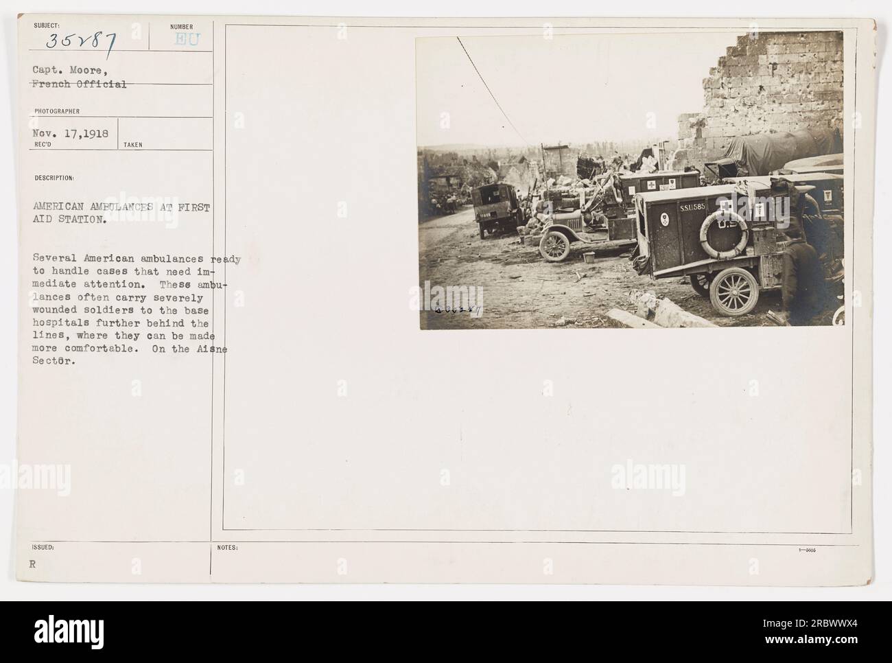 Des ambulances américaines ont fait la queue à un poste de premiers secours pendant la première Guerre mondiale Ces ambulances ont été utilisées pour transporter des soldats gravement blessés vers des hôpitaux de base situés plus loin derrière les lignes pour de meilleurs soins. Photographie prise par le capitaine Moore, un fonctionnaire français, le 17 novembre 1918, dans le secteur de l'Aisne. Banque D'Images