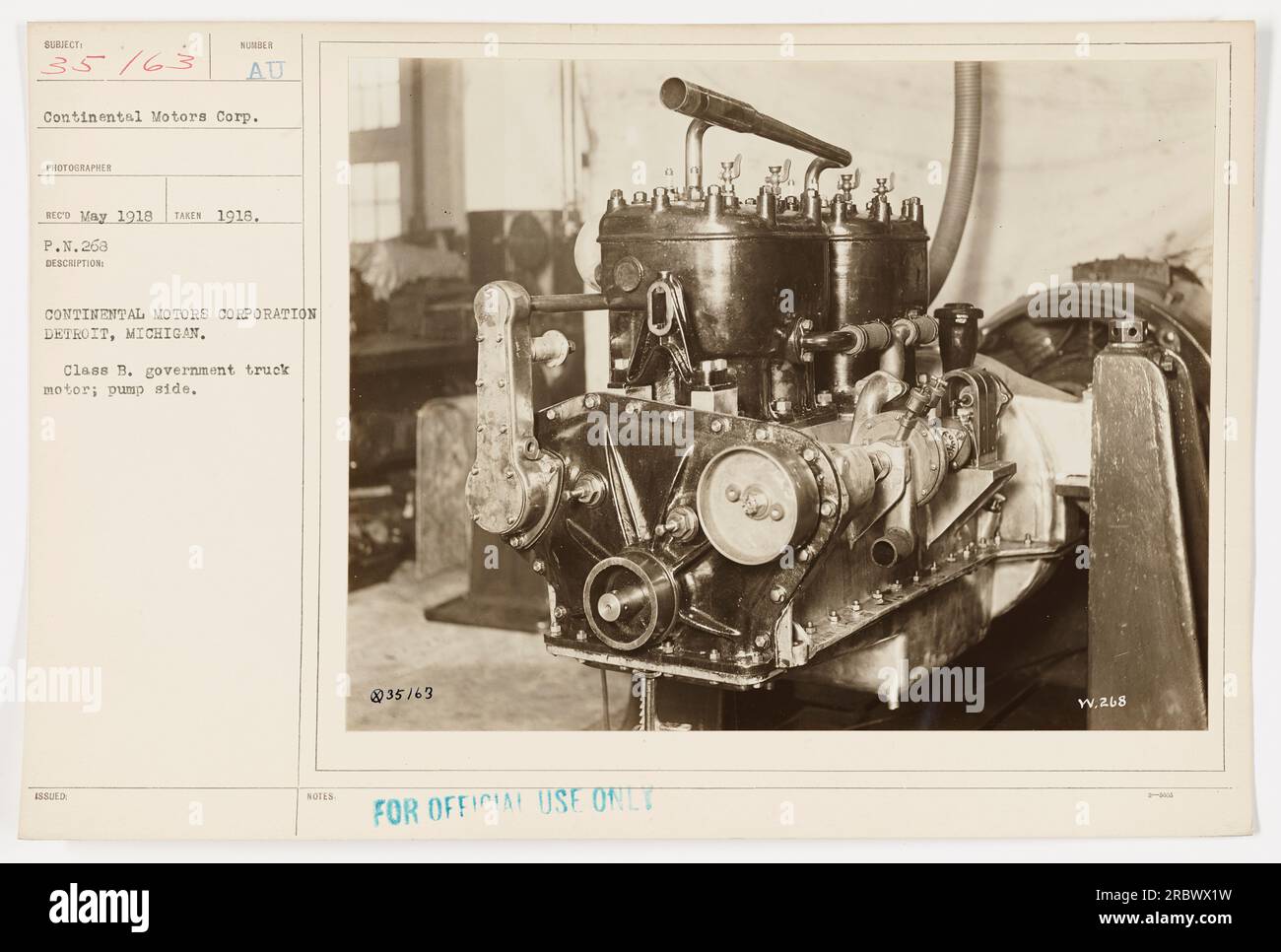 Une photographie prise en mai 1918 montre la Continental Motors Corporation à Detroit, Michigan. L'image représente un moteur de camion gouvernemental de classe B avec un aide-pompe. La photo est étiquetée comme usage officiel uniquement avec le timbre '35163' et P.N. 268. Banque D'Images