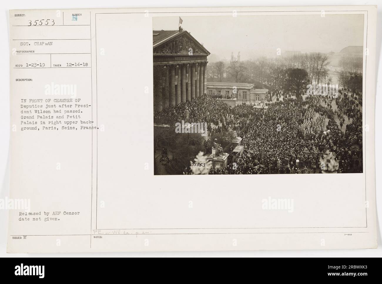 La photographie du sergent Chapman capture la scène à Paris, France, le 14 décembre 1918, devant la Chambre des députés. Le président Wilson venait de passer. Le Grand Palais et le petit Palais sont visibles dans le fond supérieur droit. Cette image a été publiée par le censeur de l'AEP, mais la date de censure n'est pas fournie.' Banque D'Images