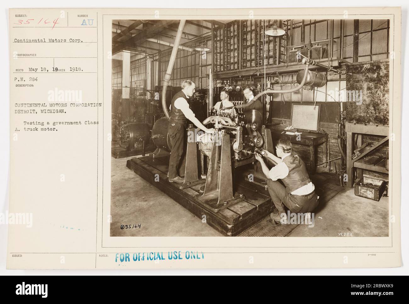 Des soldats américains examinant un moteur de camion à Continental Motors Corporation à Detroit, Michigan pendant la première Guerre mondiale. Le moteur était en cours d'essai et préparé pour une utilisation par le gouvernement. Cette photographie a été prise le 18 mai 1918.' Banque D'Images