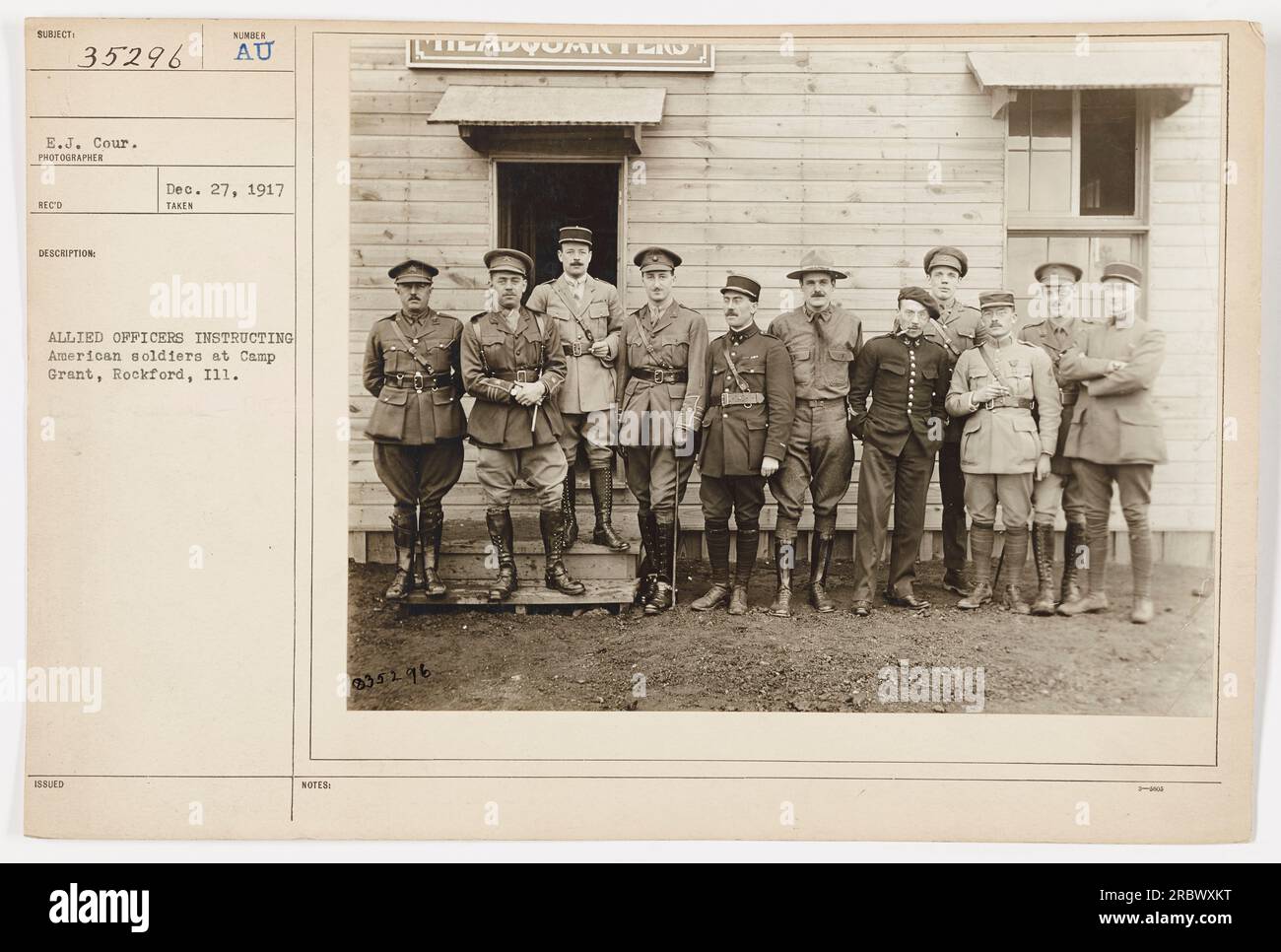 Officiers alliés fournissant des instructions aux soldats américains au camp Grant, Rockford, Illinois pendant la première Guerre mondiale. Banque D'Images