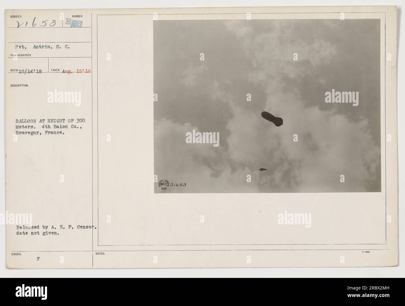 Le soldat Antrim, membre de la 4e Compagnie de ballons de Bravegny, en France, prend une photographie d'un ballon égyptien à une hauteur de 300 mètres pendant la première Guerre mondiale. Cette image a été publiée par le censeur de l'A.E.F, avec les informations et la description du photographe fournies. La date de publication n'est pas précisée. Banque D'Images