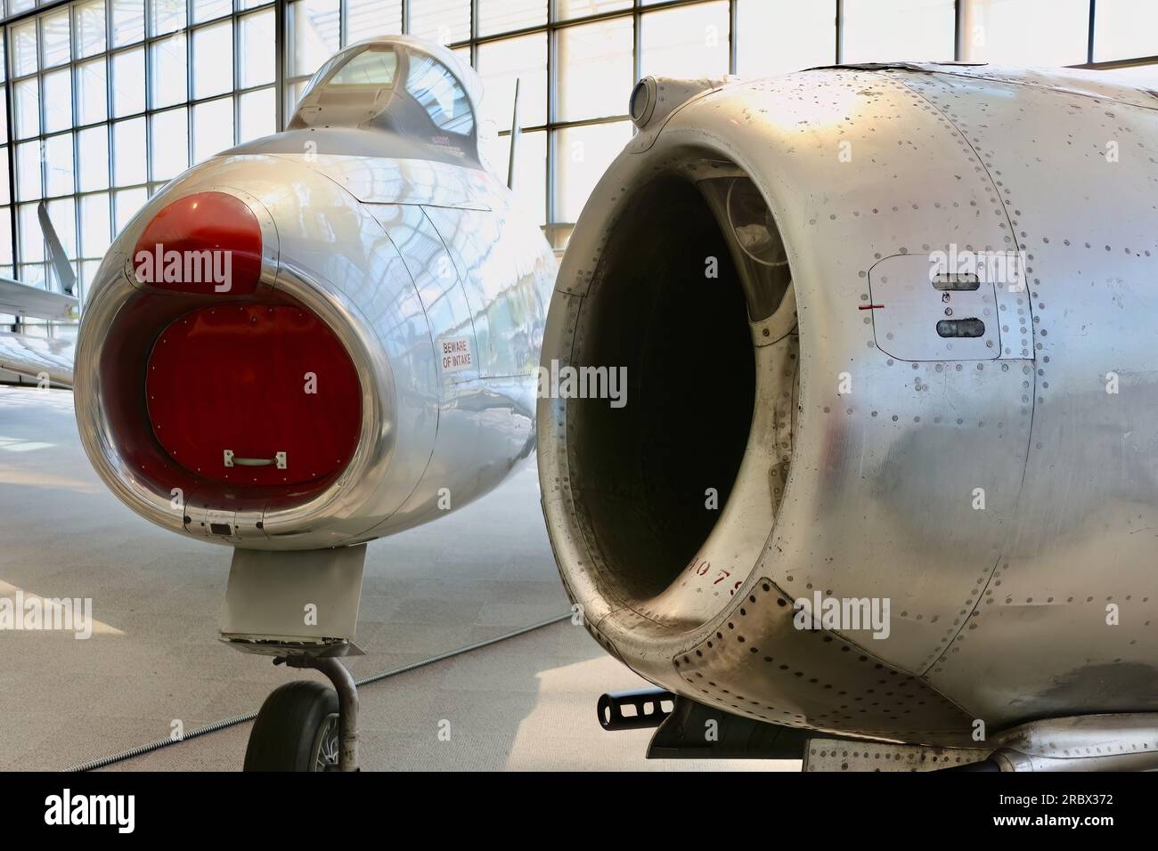 Prises de nez de turboréacteur d'un Canadair CL-13B Sabre Mk. 6 et MIG-15bis chasseurs à réaction de 1950 le Museum of Flight Seattle Washington State USA Banque D'Images