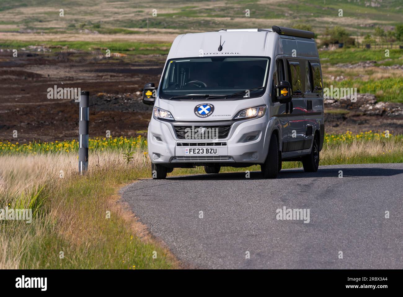 Îles écossaises, Écosse, Royaume-Uni. 6 juin 2023. Île de Mull. Véhicule de camping-car de couleur grise garé dans un layby près de Tobermory. Banque D'Images