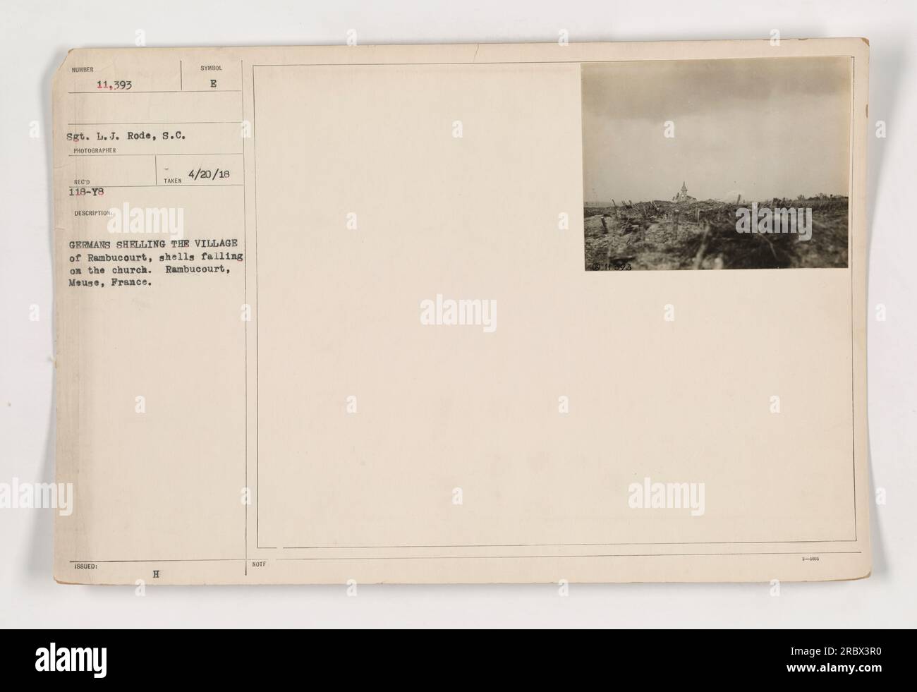 Les Allemands bombardent le village de Rambucourt, les obus atterrissent sur l'église. Rambucourt, Meuse, France. No de la photo : 111-SC-11393. Sergent L.J. Rode, S.C. a capturé la scène. Banque D'Images