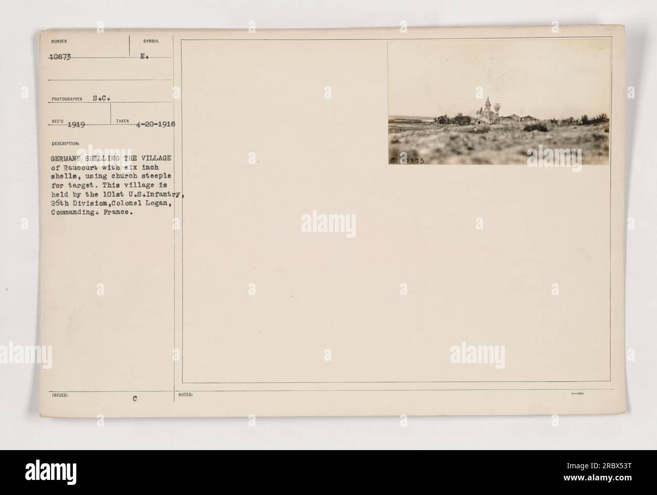 Les Allemands bombardent le village de Raucourt avec des obus de six pouces, en utilisant le clocher de l'église comme cible. Le village est sous le contrôle du 101st U.S. Infanterie de la 26e division, dirigée par le colonel Logan. Cette photographie a été prise le 20 avril 1918 et porte le numéro 10873 dans la collection. Banque D'Images