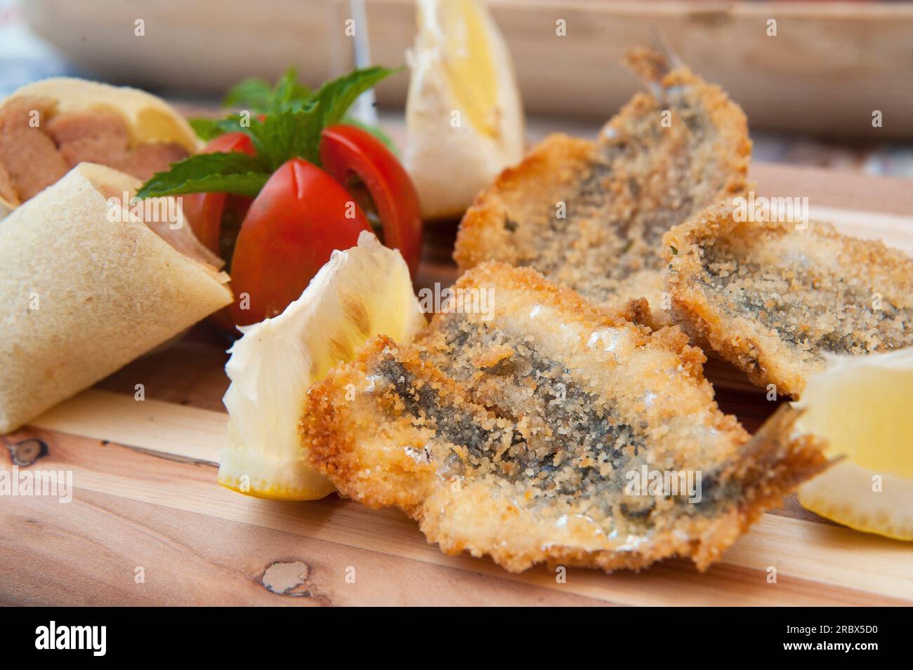 Sardines frites, Borgo Marinaro, Arbatax, Tortolì, Sardaigne, Italie, Côte de l'Europe ; Ogliastra ; Sarde ; Mer; Est ; Rouge ; Seascape ; horizontal Banque D'Images