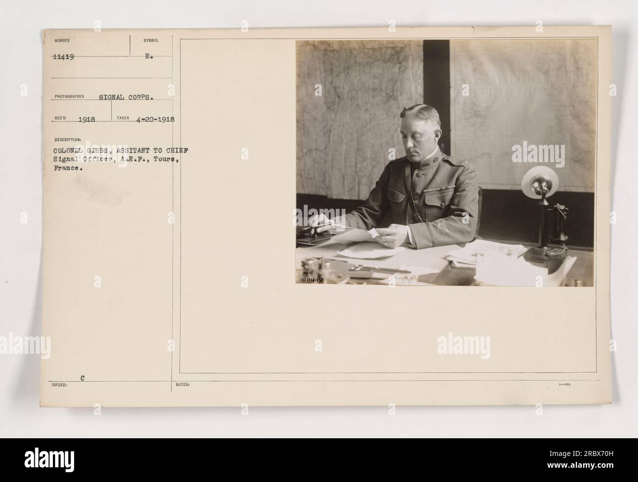 Le Colonel Gibbs, l'assistant du Chief signal Officer des Forces expéditionnaires américaines (A.E.F), est photographié ici à Tours, en France. La photo a été prise par le signal corps le 20 avril 1918. Banque D'Images