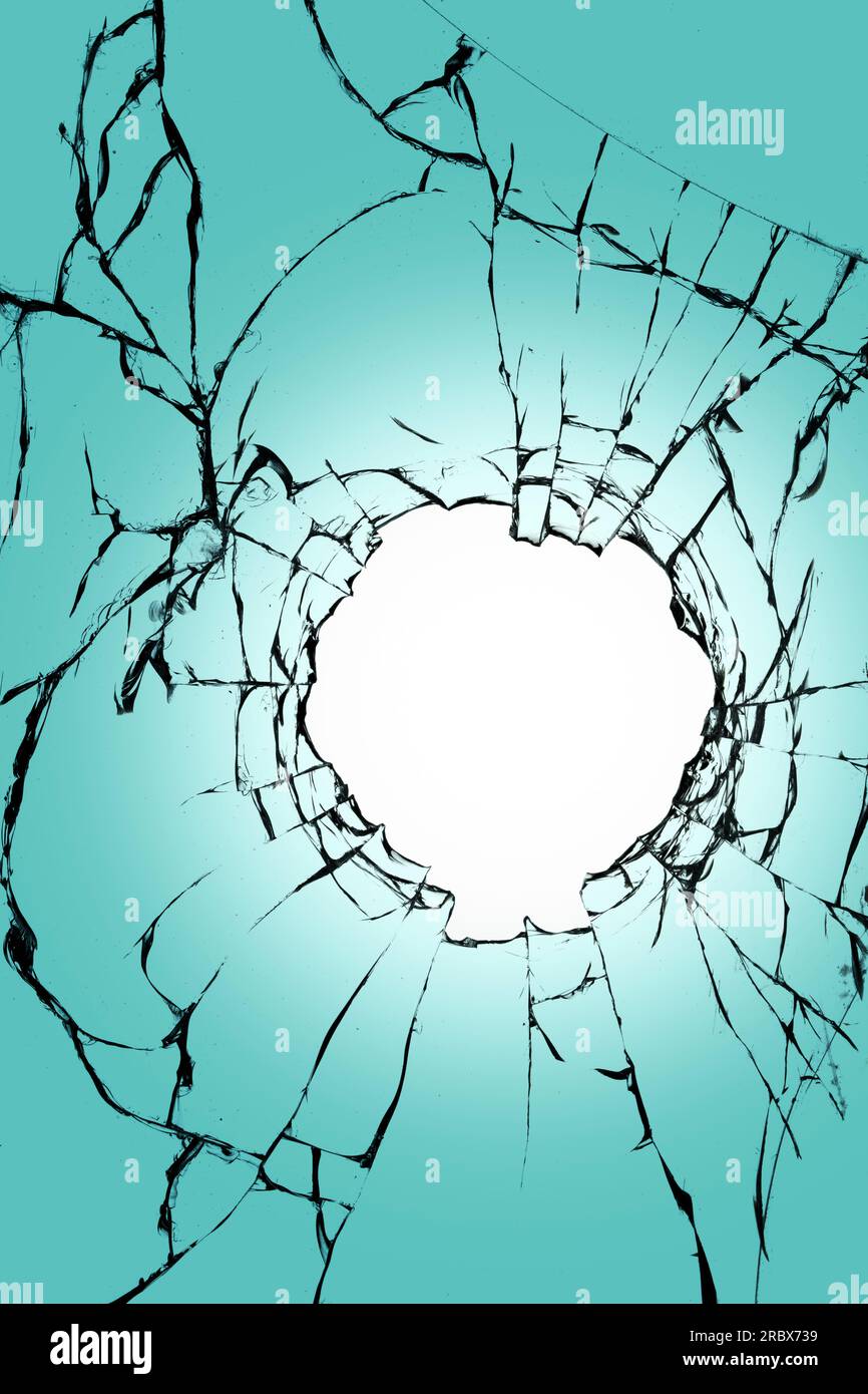 Vitrail avec un trou au milieu sur un fond bleu. Texture de fissures noires et fond blanc au centre. Banque D'Images