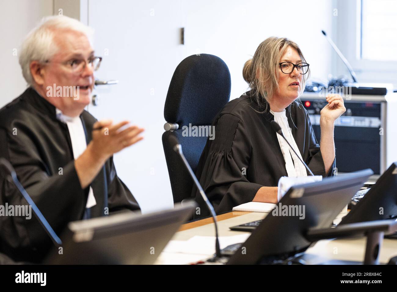 UTRECHT - le juge et le greffier du tribunal avant la procédure sommaire sur les centres cardiaques des enfants de diverses UMC. Les centres médicaux universitaires de Leiden et d'Utrecht vont en justice parce qu'ils ne seront plus autorisés à effectuer des opérations sur les malformations cardiaques congénitales chez les enfants dans un certain temps. ANP FREEK VAN DEN BERGH netherlands Out - belgique Out Banque D'Images