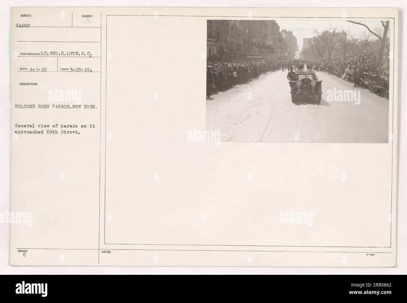 Parade de bienvenue à New York, prise le 25 mars 1919, pendant la première Guerre mondiale La photographie, prise par le lieutenant Geo.H. Lyon, montre une vue générale de la parade à l'approche de la 69e rue. Banque D'Images