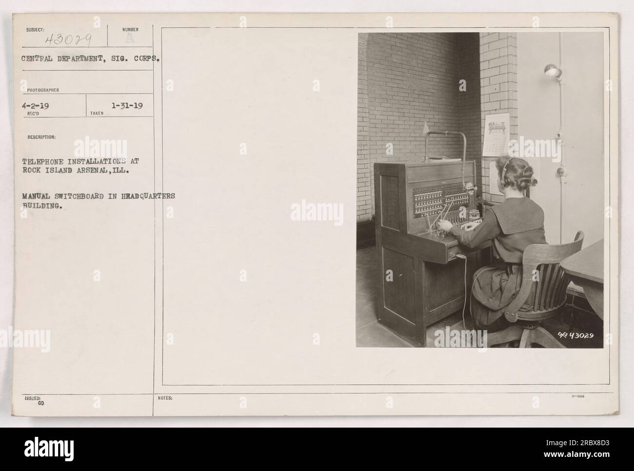 Une image montrant Sunder prenant des installations téléphoniques à Rock Island Arsenal le 2 avril 1919. La photographie montre un standard manuel dans le bâtiment du siège. Cette image provient du département central, signal corps, et les notes qui l'accompagnent sont étiquetées 43029. Banque D'Images