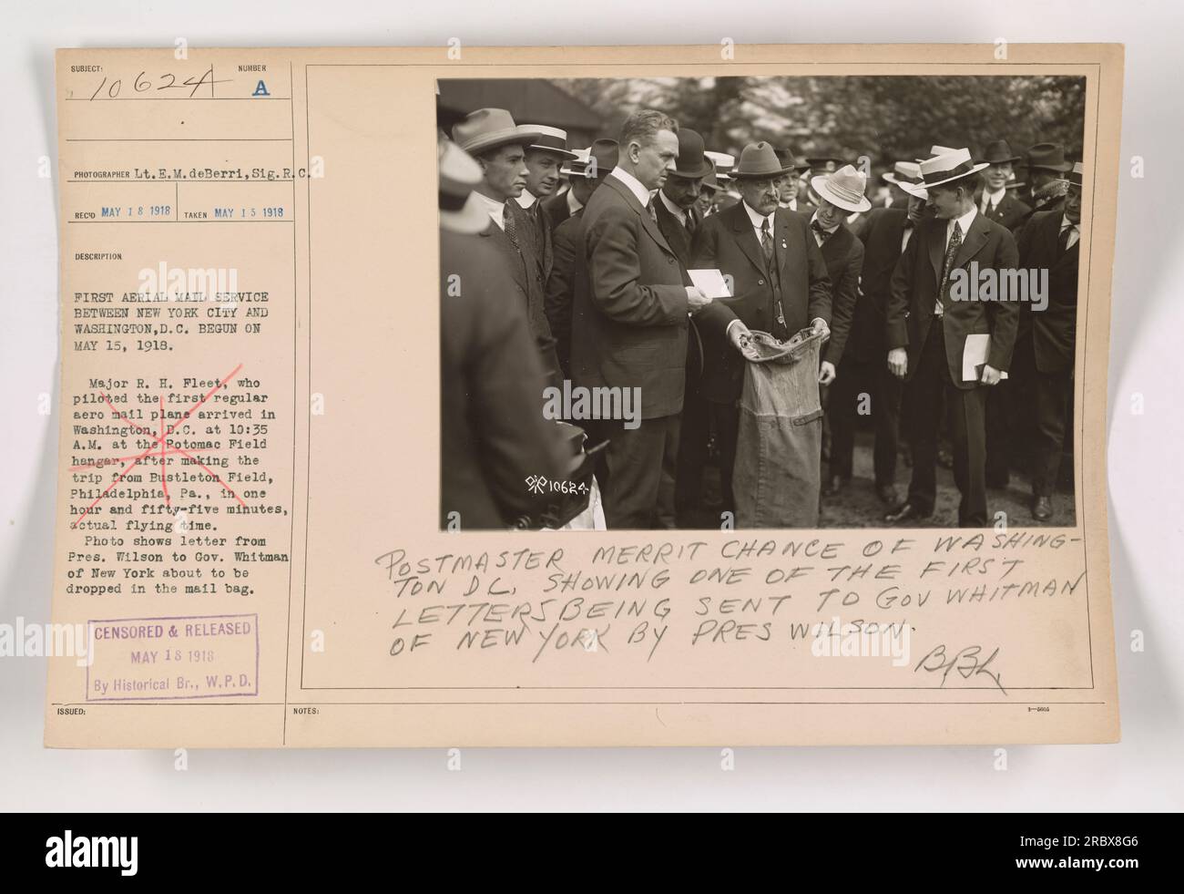 Premier service de courrier aérien entre New York et Washington, DC, le 15 mai 1918. Sur cette photo, la lettre du président Wilson au gouverneur Whitman de New York est sur le point d'être déposée dans le sac postal. Le major R. H. Pleet pilote le premier avion postal régulier, achevant le voyage de Philadelphie à Washington en une heure cinquante-cinq minutes. Photo publiée le 18 mai 1918 et prise par le lieutenant E.M. deBerri. Banque D'Images