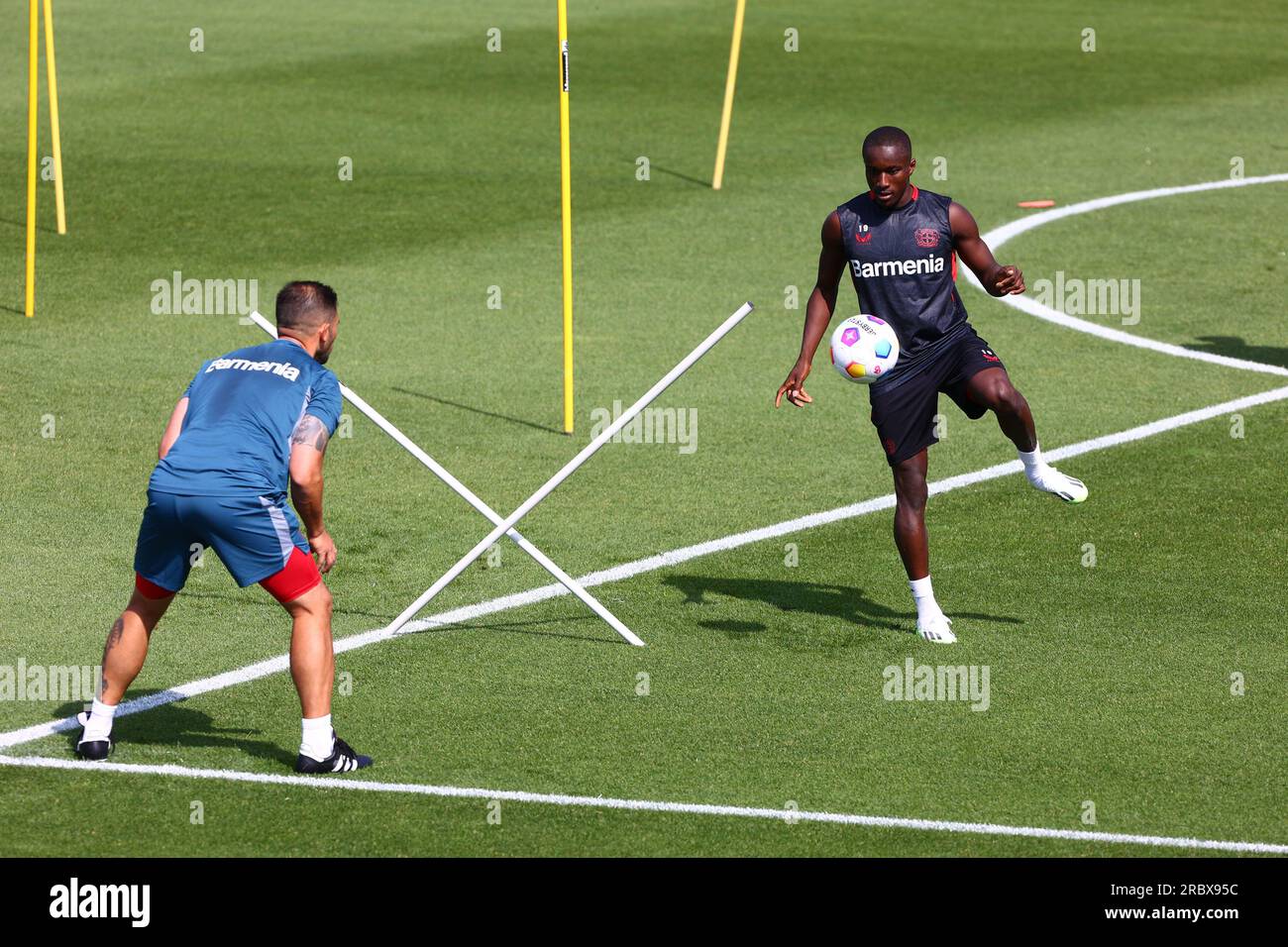 Leverkusen, Allemagne, 11.07.2023 : Bayer 04 Leverkusen commence à s'entraîner en préparation pour la saison 2023/24. Le Manager Xabi Alonso prend en charge la première séance d’entraînement de la saison. Photo : Moussa Diaby (Bayer 04 Leverkusen) LES RÈGLEMENTS DE la LDF INTERDISENT TOUTE UTILISATION DE PHOTOGRAPHIES COMME SÉQUENCES D'IMAGES ET/OU QUASI-VIDÉO. Crédit : newsNRW / Alamy Live News Banque D'Images