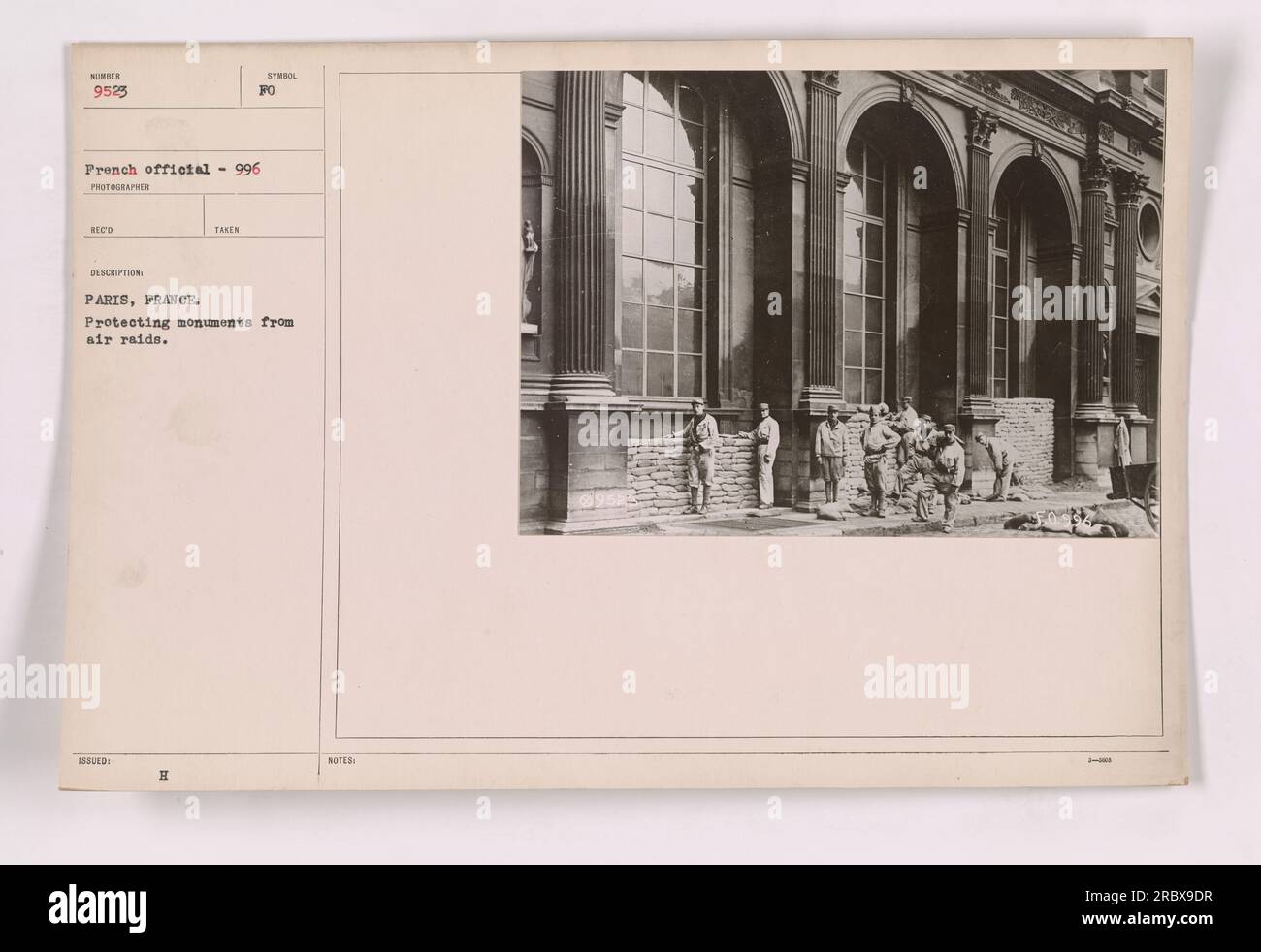On voit des soldats américains à Paris, en France, protéger des monuments des raids aériens. Les soldats sont stationnés autour des sites historiques, assurant leur préservation pendant la première Guerre mondiale. Cette photographie illustre leurs efforts pour sauvegarder le précieux patrimoine culturel pendant les activités militaires. Banque D'Images