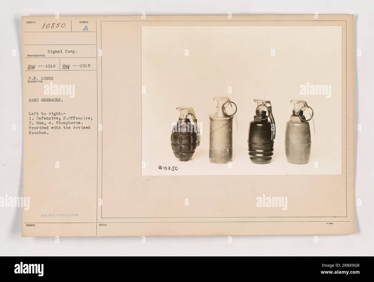 L'image montre quatre types de grenades à main et leur assemblage de fusée, tel que décrit par le signal Corp. Les grenades à main sont étiquetées de gauche à droite : 1. Défensif ; 2. Offensif ; 3. Gaz ; 4. Phosphore. Les grenades ont été émises en mai-1916 et ont le bouchon révisé. Cette photo porte la mention « PAS POUR PUBLICATION ». Banque D'Images