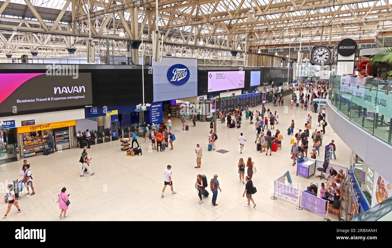 Gare de Waterloo, hall occupé, gare de Waterloo, Waterloo Rd, Lambeth, Londres, ANGLETERRE, ROYAUME-UNI, SE1 8SW Banque D'Images