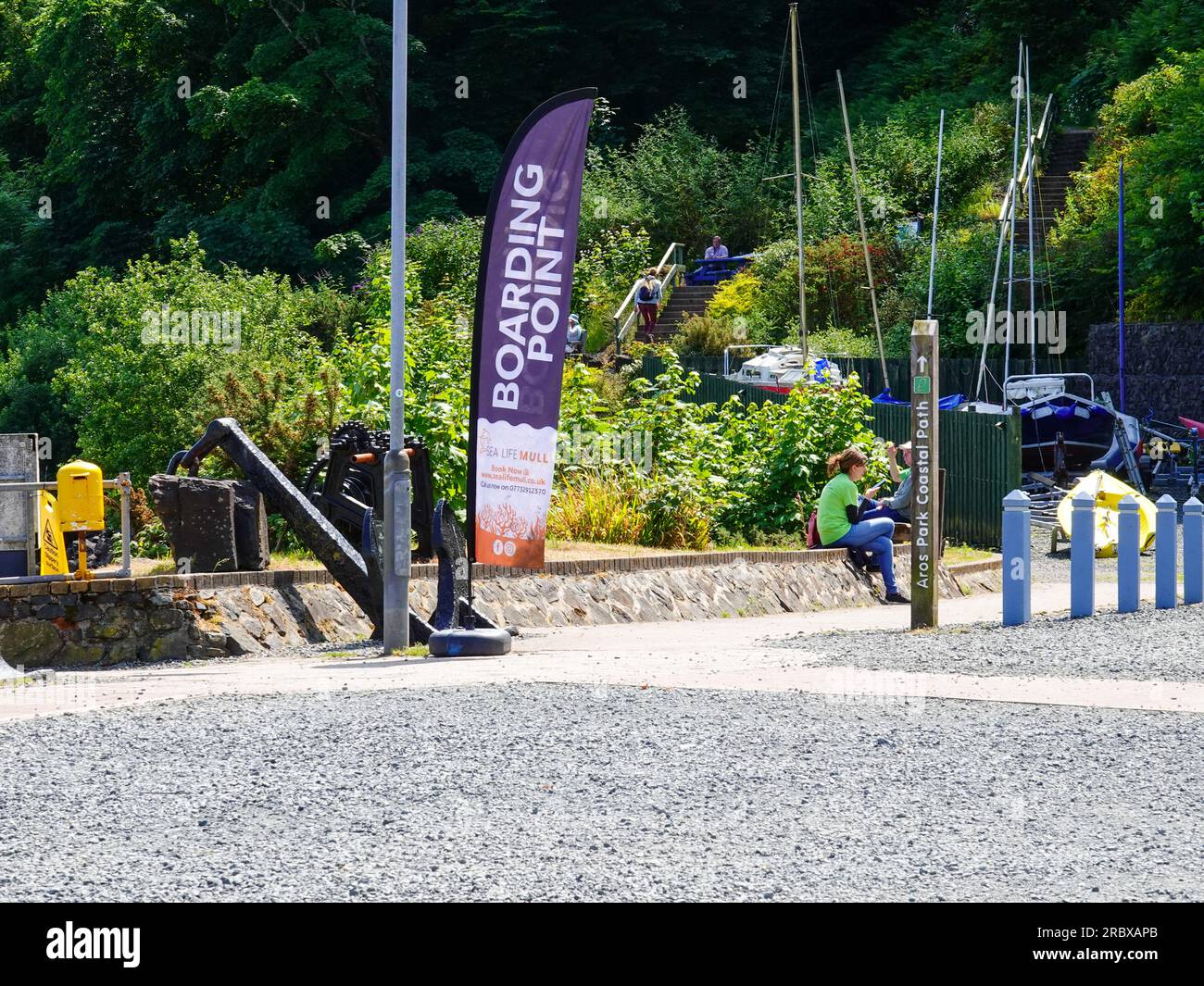 Personnes au point d'embarquement panneau et marqueur pour le départ du sentier côtier d'Aros Park, Tobermory, île de Mull, Écosse, Royaume-Uni. Banque D'Images