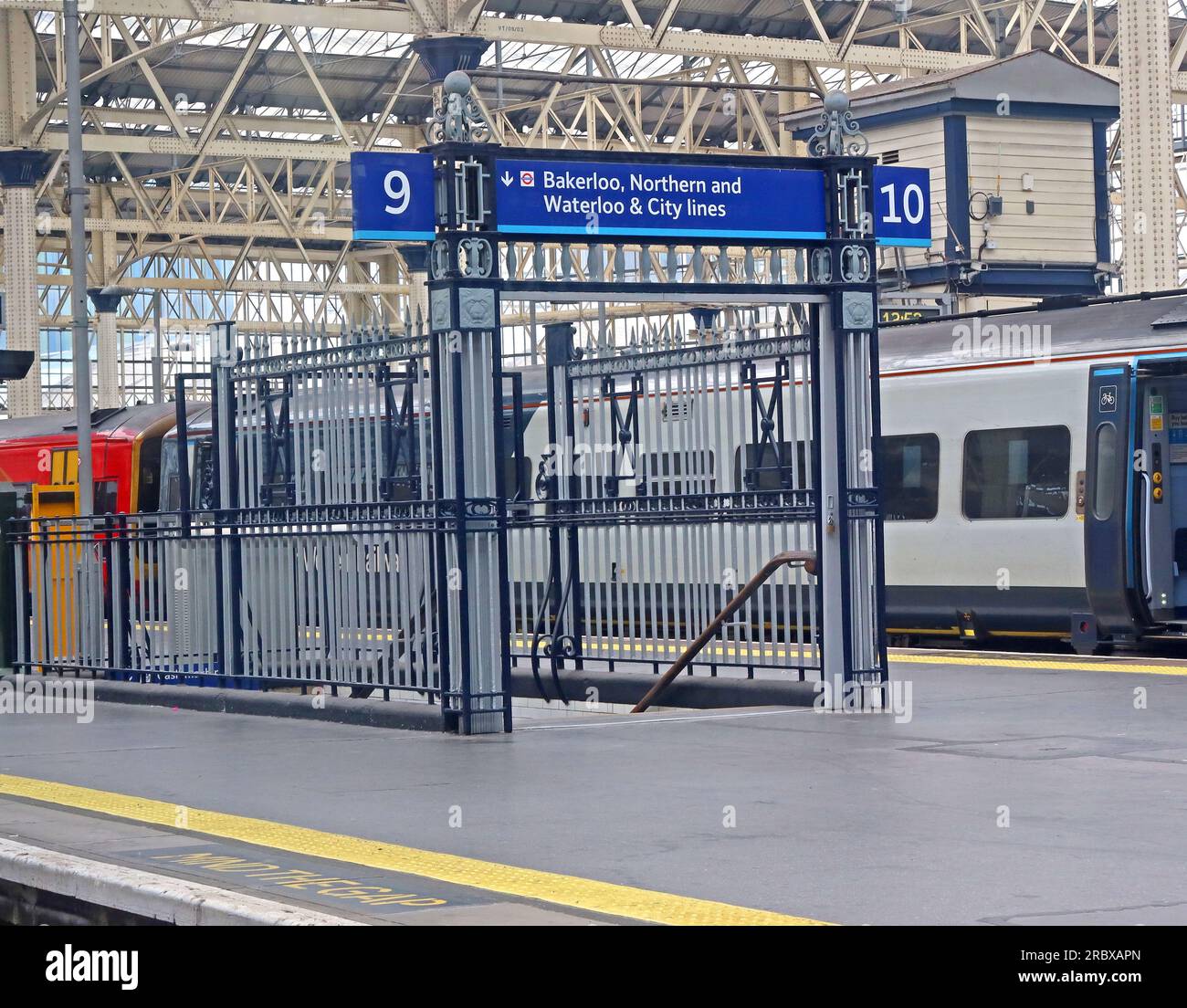 South Western Railway train TOC, à la gare de Waterloo, Londres, Angleterre, Royaume-Uni, SE1 8SW Banque D'Images