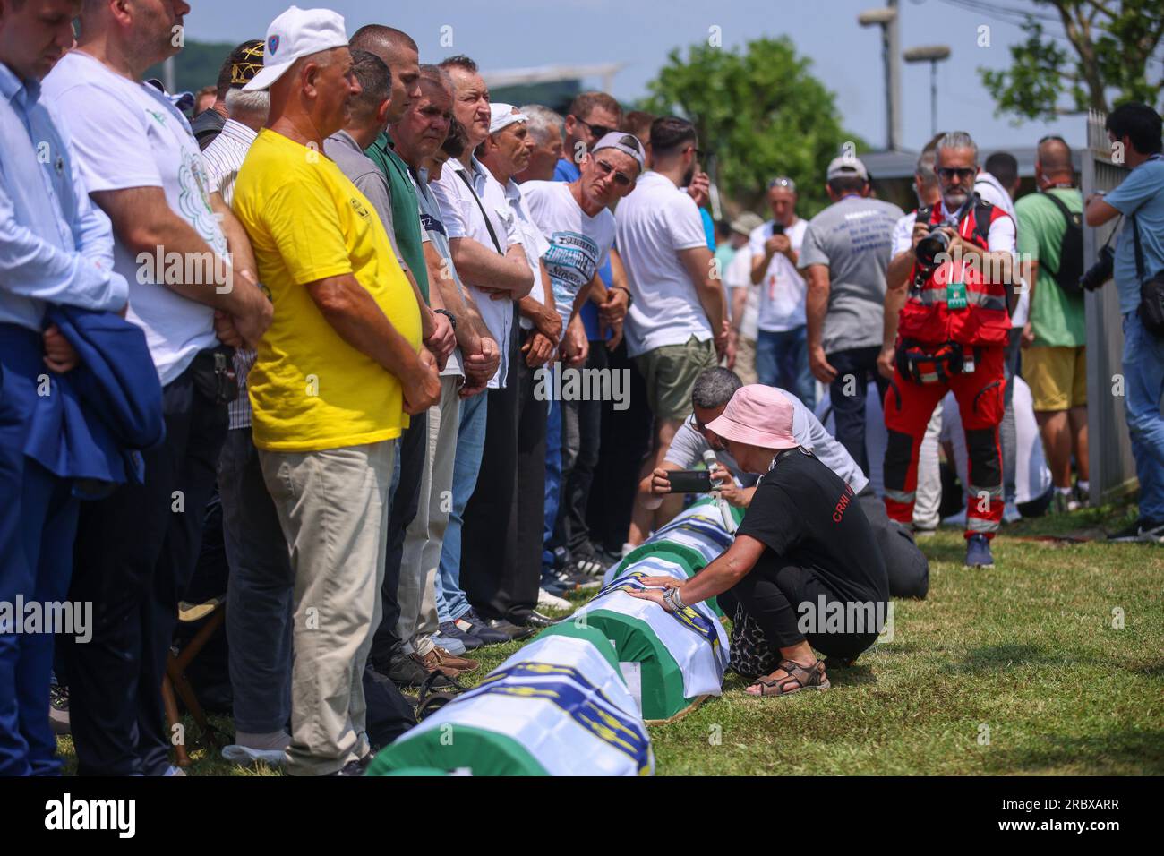 Potocari, Bosnie-Herzégovine. 11 juillet 2023. Cercueils de 30 autres victimes du massacre de Srebrenica, Europes n'a reconnu le génocide que depuis la Seconde Guerre mondiale, enterré au Mémorial et cimetière de Srebrenica-Potocari le 11 juillet 2023, en . Photo : Armin Durgut/PIXSELL crédit : Pixsell/Alamy Live News Banque D'Images