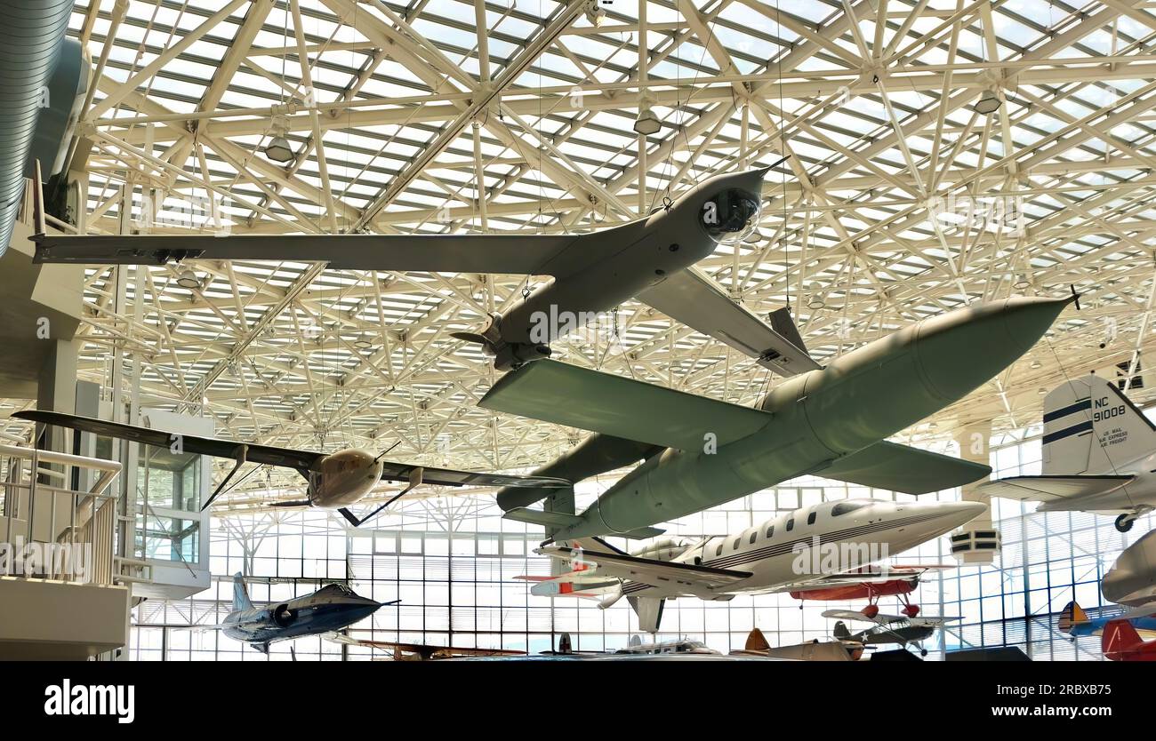 Boeing Insitu ScanEagle drone sans pilote et V1 bombe volante suspendue dans la Grande Galerie le Musée du vol Tukwila Seattle Washington State USA Banque D'Images
