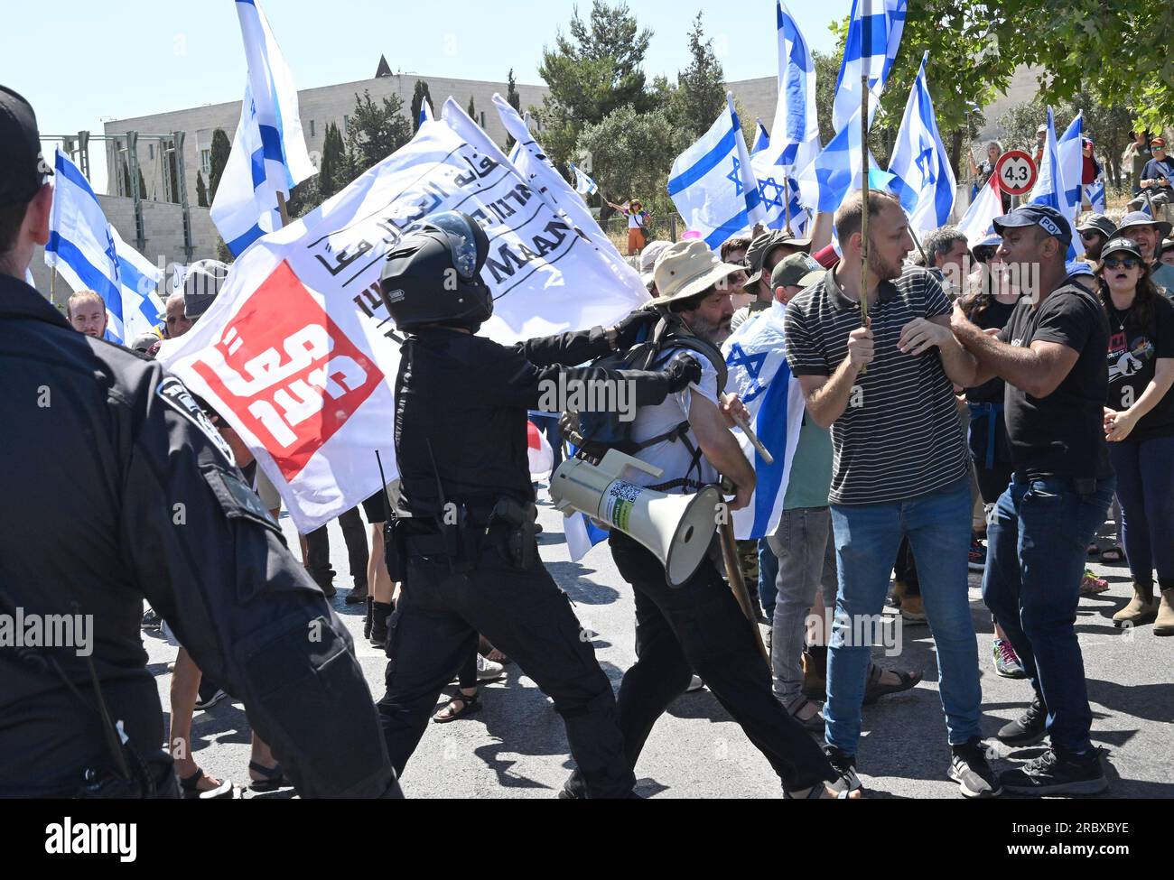 Jérusalem, Israël. 11 juillet 2023. La police israélienne pousse les manifestants lors d'une manifestation contre la réforme judiciaire du Premier ministre Benjamin Netanyahu, devant la Cour suprême de Jérusalem, le mardi 11 juillet 2023. Photo de Debbie Hill/ crédit : UPI/Alamy Live News Banque D'Images