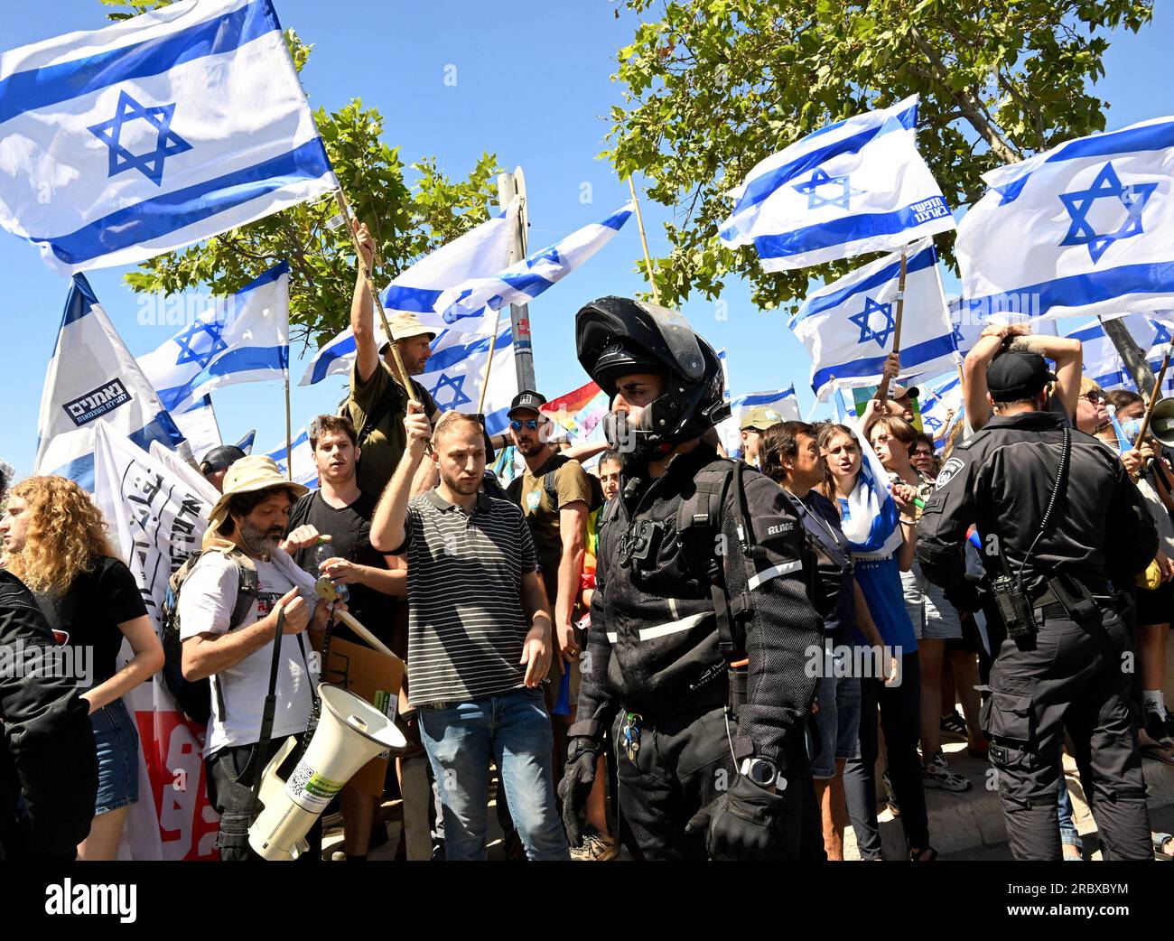 Jérusalem, Israël. 11 juillet 2023. La police israélienne pousse les manifestants lors d'une manifestation contre la réforme judiciaire du Premier ministre Benjamin Netanyahu, devant la Cour suprême de Jérusalem, le mardi 11 juillet 2023. Photo de Debbie Hill/ crédit : UPI/Alamy Live News Banque D'Images