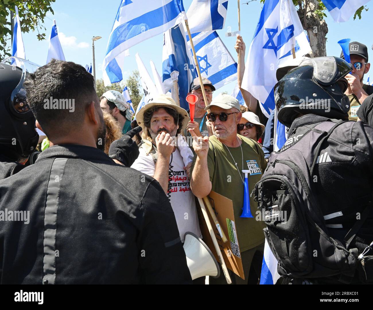 Jérusalem, Israël. 11 juillet 2023. La police israélienne pousse les manifestants lors d'une manifestation contre la réforme judiciaire du Premier ministre Benjamin Netanyahu, devant la Cour suprême de Jérusalem, le mardi 11 juillet 2023. Photo de Debbie Hill/ crédit : UPI/Alamy Live News Banque D'Images