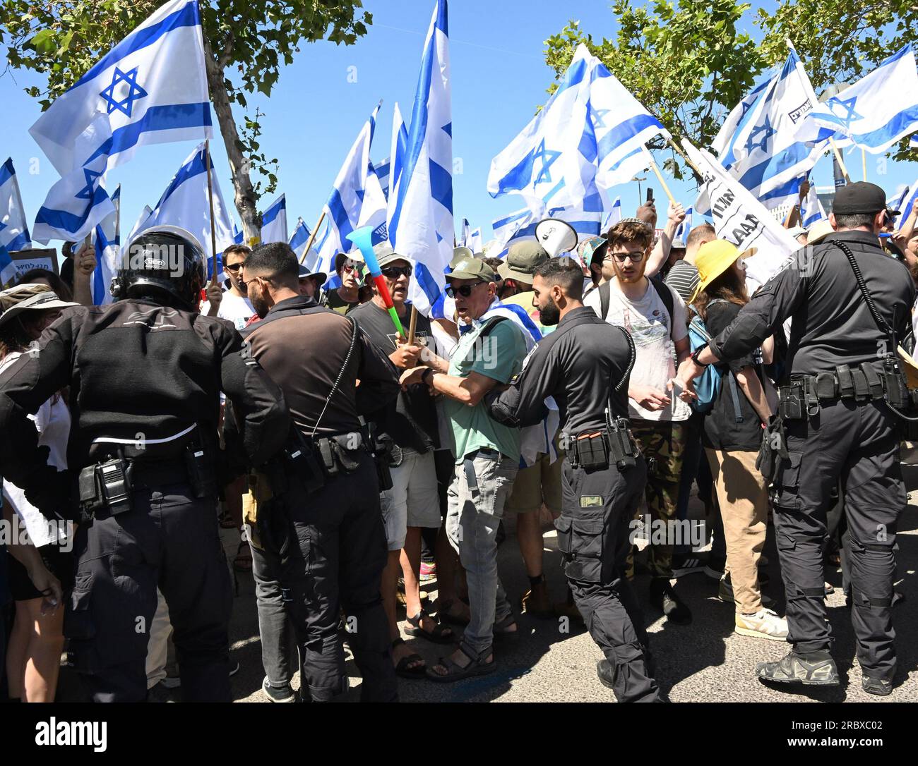 Jérusalem, Israël. 11 juillet 2023. La police israélienne pousse les manifestants lors d'une manifestation contre la réforme judiciaire du Premier ministre Benjamin Netanyahu, devant la Cour suprême de Jérusalem, le mardi 11 juillet 2023. Photo de Debbie Hill/ crédit : UPI/Alamy Live News Banque D'Images