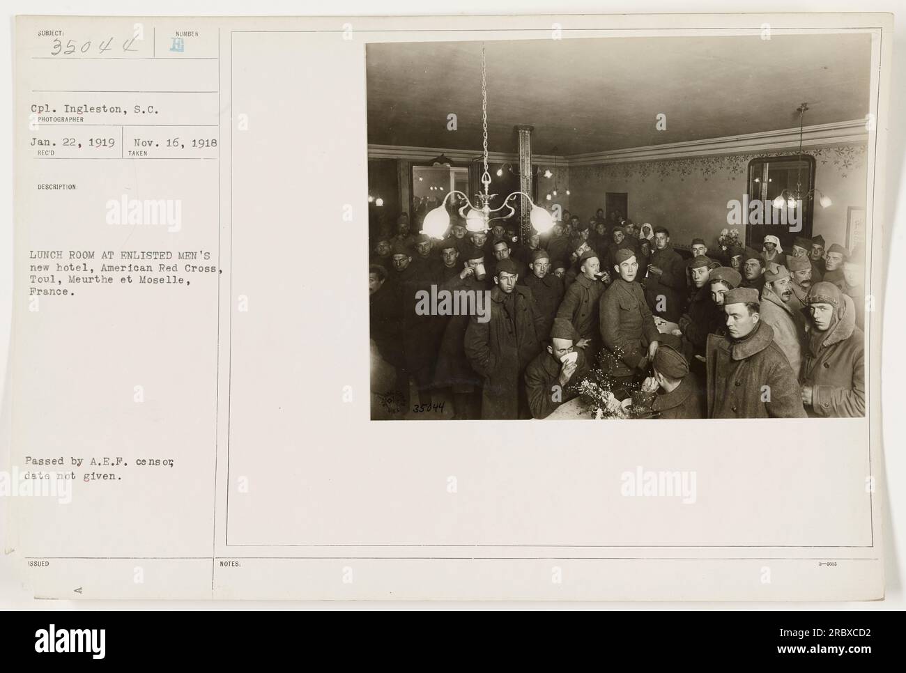 Le caporal Ingleston de l'armée américaine est photographié au nouvel hôtel des soldats à Toul, Meurthe et Moselle, France. La photographie a été prise entre le 22 janvier 1919 et le 16 novembre 1918. L'image a été approuvée par le censeur des Forces expéditionnaires américaines (A.E.F.). Il montre le caporal Ingleston dans une salle à manger, vraisemblablement à l'hôtel, qui était exploité par la Croix-Rouge américaine. La photographie porte le numéro d'identification 35044. Banque D'Images