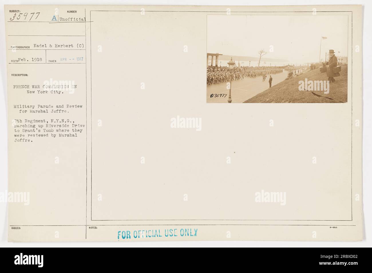 Un défilé militaire et une revue ont été organisés à New York pour le maréchal Joffre par la Commission de guerre française. La photographie montre le 7e régiment de la Garde nationale de New York marchant sur Riverside Drive, se dirigeant vers la tombe de Grant où le maréchal Joffre les examine. Elle a été prise en avril 1917. Banque D'Images