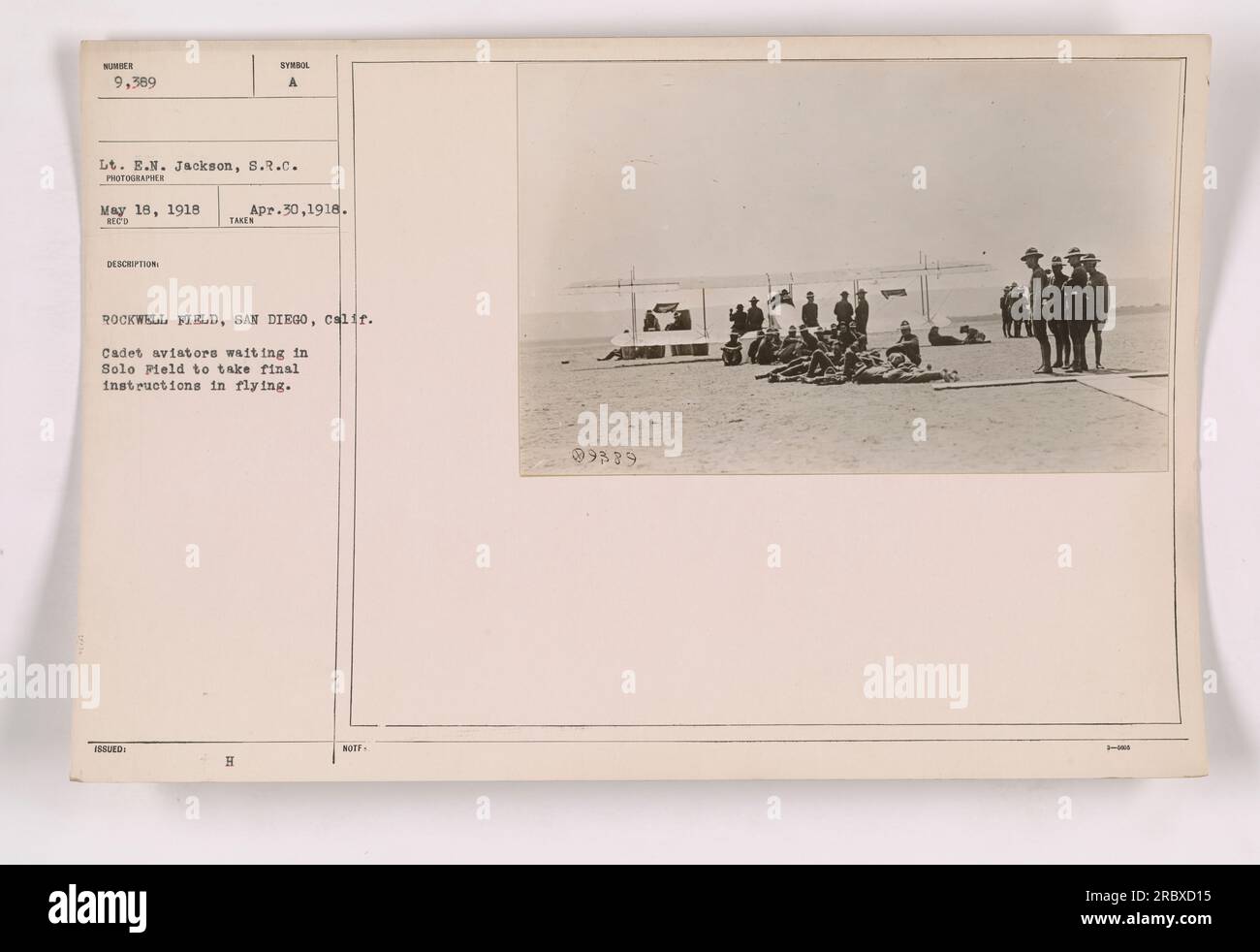 Les aviateurs cadets à Solo Field, Rockwell Field, San Diego, Californie, attendent les dernières instructions de vol pendant la première Guerre mondiale. Photographie prise le 30 avril 1918 par le Lt. E.N. Jackson, S.R.C. photographe. Le numéro de dossier est le 111-SC-9389. Banque D'Images